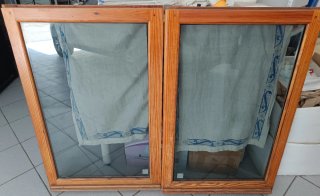 Ventanas y contraventanas de madera de pino.
