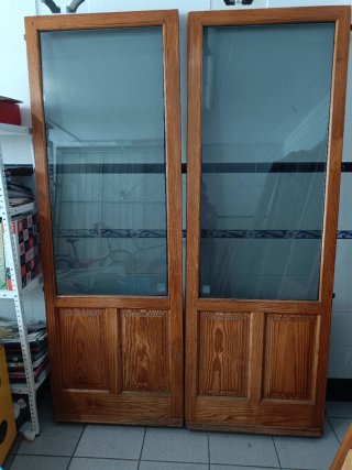 Ventanas y contraventanas de madera de pino.