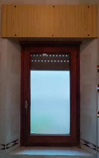 Ventanas y contraventanas de madera de pino.