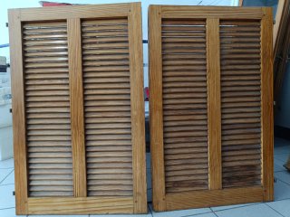 Ventanas y contraventanas de madera de pino.
