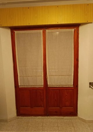 Ventanas y contraventanas de madera de pino.