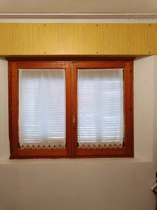 Ventanas y contraventanas de madera de pino.