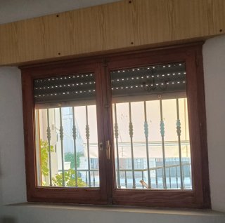Ventanas y contraventanas de madera de pino.