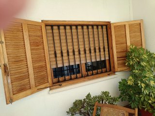 Ventanas y contraventanas de madera de pino.