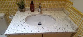 Mueble de baño con lavabo y encimera