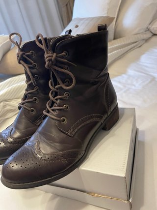 Botines marrones con cordones