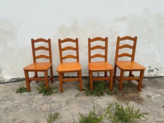 Juego de 4 sillas de madera / wooden chairs