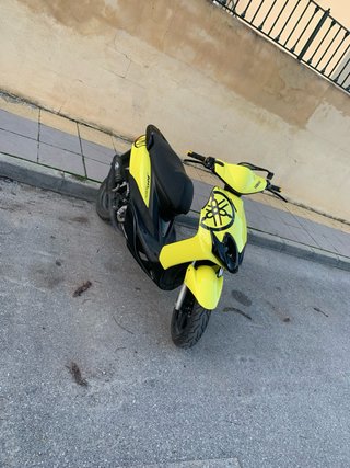 Yamaha Jog RR Scooter Amarillo y Negro