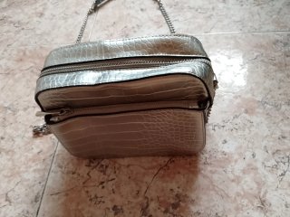 Bolso Stradivarius plateado efecto piel cocodrilo
