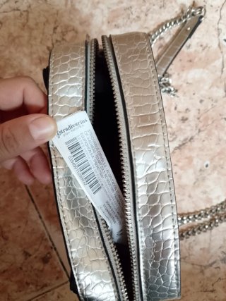 Bolso Stradivarius plateado efecto piel cocodrilo