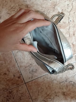 Bolso Stradivarius plateado efecto piel cocodrilo