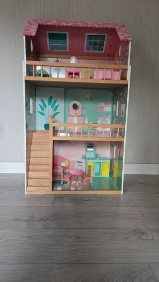 Casa de muñecas de madera