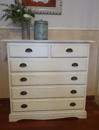 Cómoda estilo provenzal, blanco roto