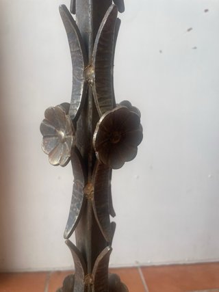Lámpara de pie forja floral