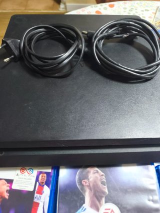 Consola PS4 Sony + Cables