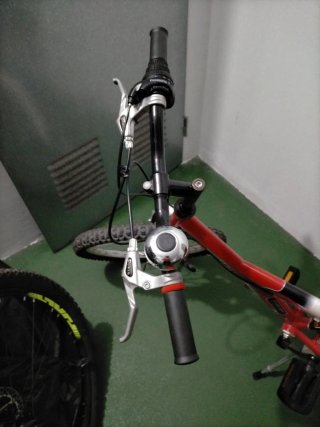 Bicicleta infantil roja y blanca