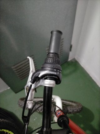 Bicicleta infantil roja y blanca