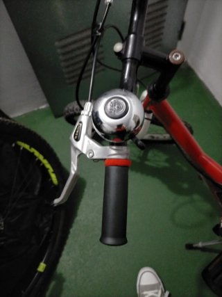 Bicicleta infantil roja y blanca