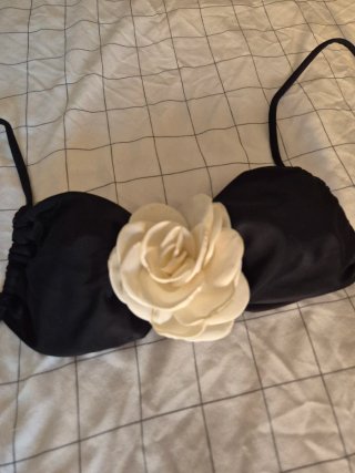 Top bikini negro con flor blanca
