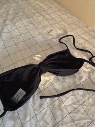 Top bikini negro con flor blanca