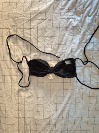 Top bikini negro con flor blanca