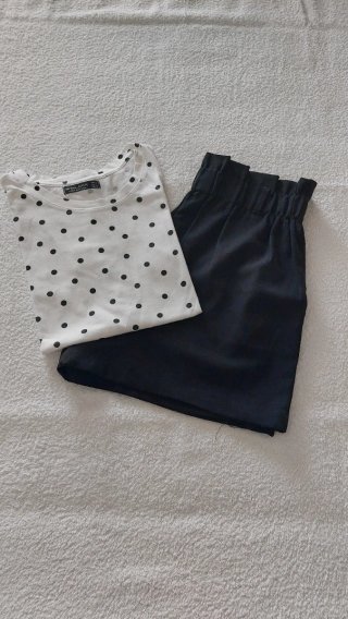 Conjunto camiseta lunares y shorts negros