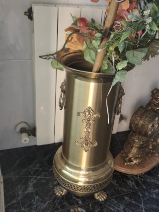 Paragüero vintage latón con adornos.