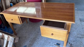 Mesa de madera hecha a mano