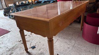 Mesa de madera hecha a mano