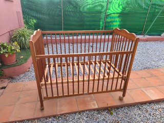 Cuna de madera para bebé sin colchón