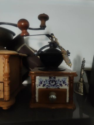 Molinillo de café antiguo de madera