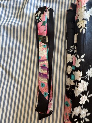 Kimono Negro con Flores y Pavos Reales