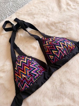 Biquíni preto com padrão zig-zag