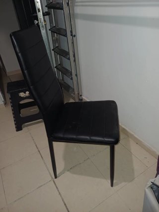 Mesa y 4 sillas comedor