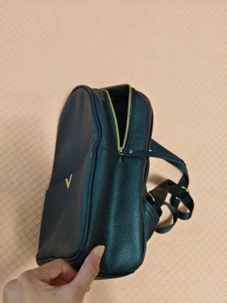 Mochila polipiel negra con detalles dorados