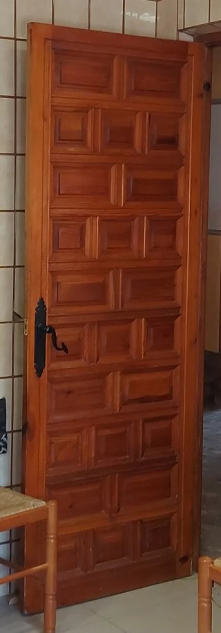 Puerta rústica de madera maciza