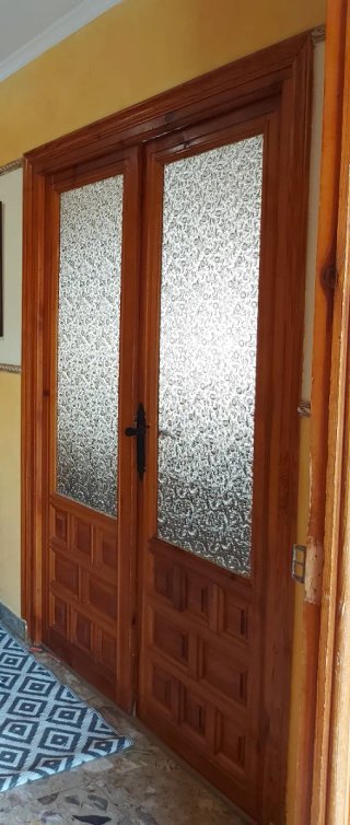 Puerta rústica de madera maciza