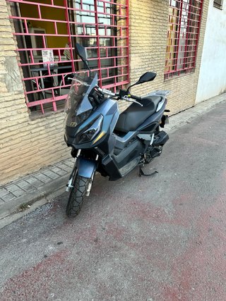 Mitt ADV 125 Negra y Dorada