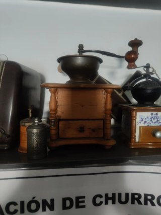 Molinillo de café antiguo de madera