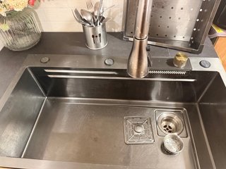 Fregadero con mueble de madera y cristal