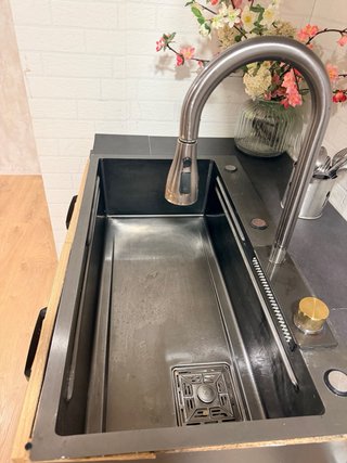 Fregadero con mueble de madera y cristal