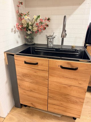 Fregadero con mueble de madera y cristal