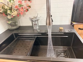 Fregadero con mueble de madera y cristal