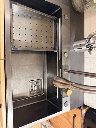 Fregadero con mueble de madera y cristal