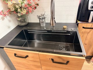 Fregadero con mueble de madera y cristal