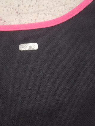 Camiseta deportiva Adidas mujer negra y rosa