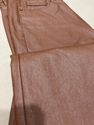 Pantalón efecto piel. Marró. Talla 38