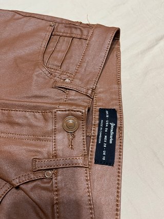 Pantalón efecto piel. Marró. Talla 38