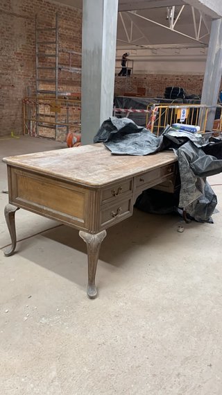 Escritorio de madera maciza.