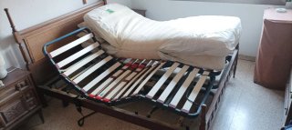 Cama de matrimonio con somier reclinable